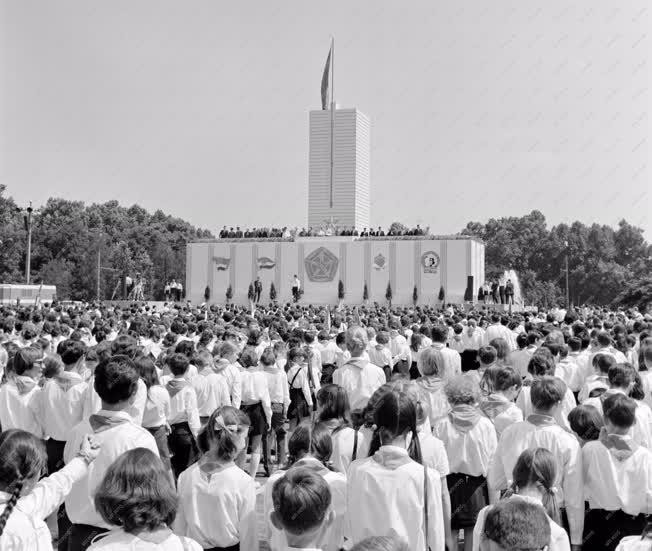 Belpolitika - Úttörők díszszemléje