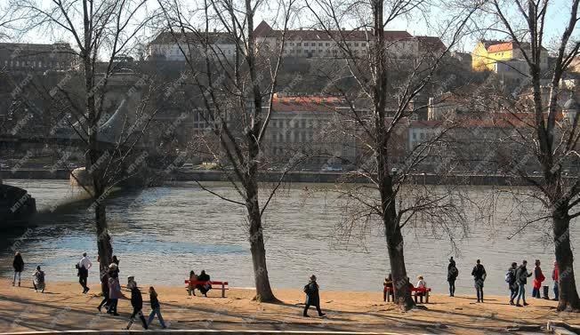 Városkép - Budapest - Kora tavasz a Duna-parton