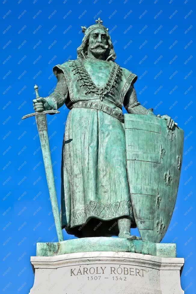 Emlékmű - Műalkotás - Károly Róbert király szobra