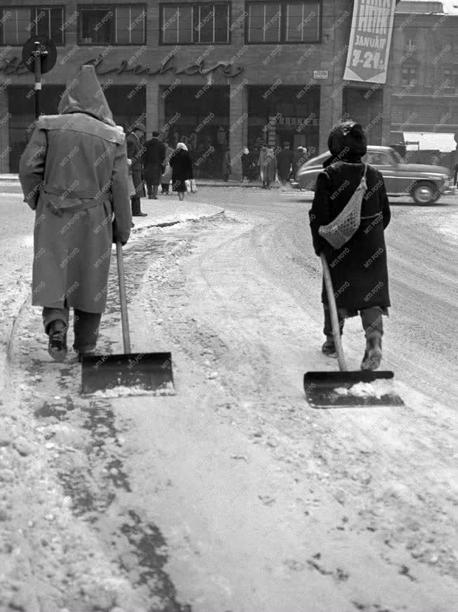 Időjárás - Közlekedés - Takarítják a havat a Rákóczi úton  