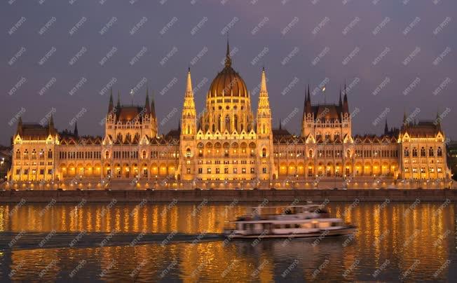 Budapest - Városkép - A Parlament esti kivilágításban