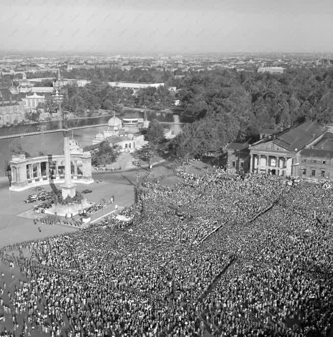 Látogatás - Gagarin Budapesten - Nagygyűlés a Hősök terén