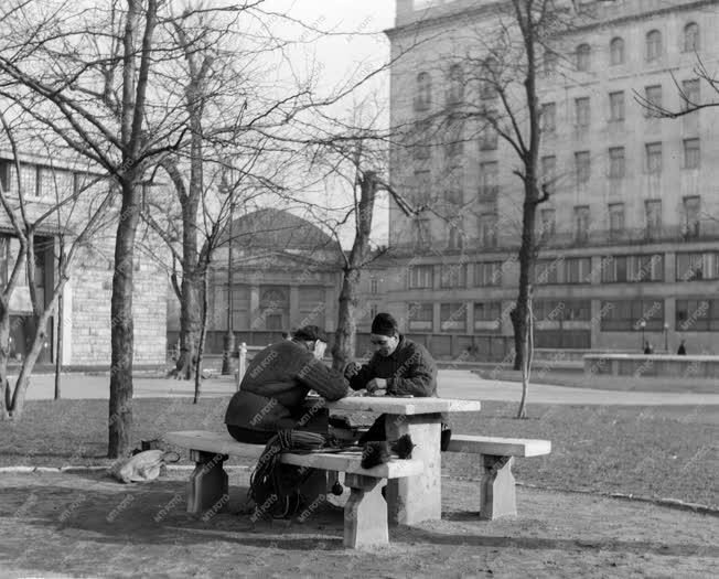 Városkép-életkép - Kéményseprők pihenője az Engels téren