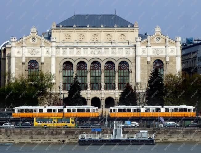 Városkép - Budapest - Villamosok a Pesti Vigadónál