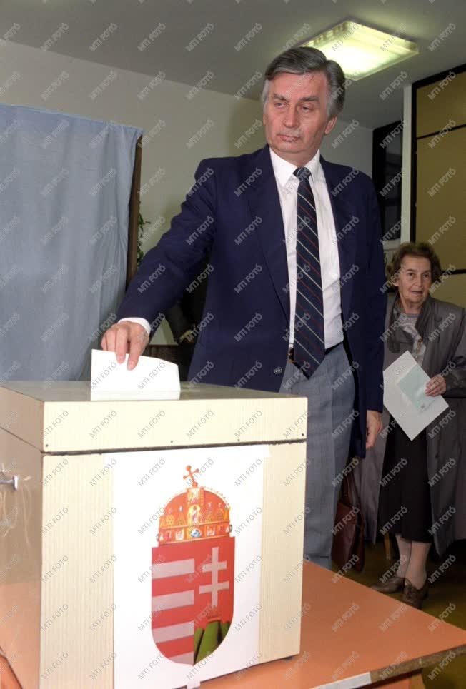 Belpolitika - Önkormányzati választás - Antall József szavaz