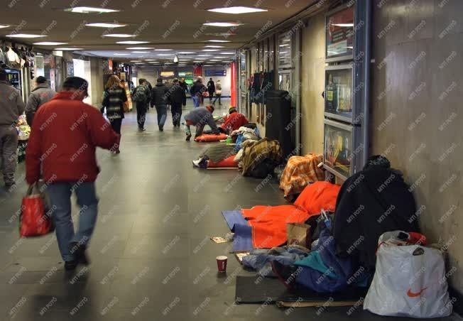 Életkép - Budapest - Otthontalanok a Deák téri aluljáróban
