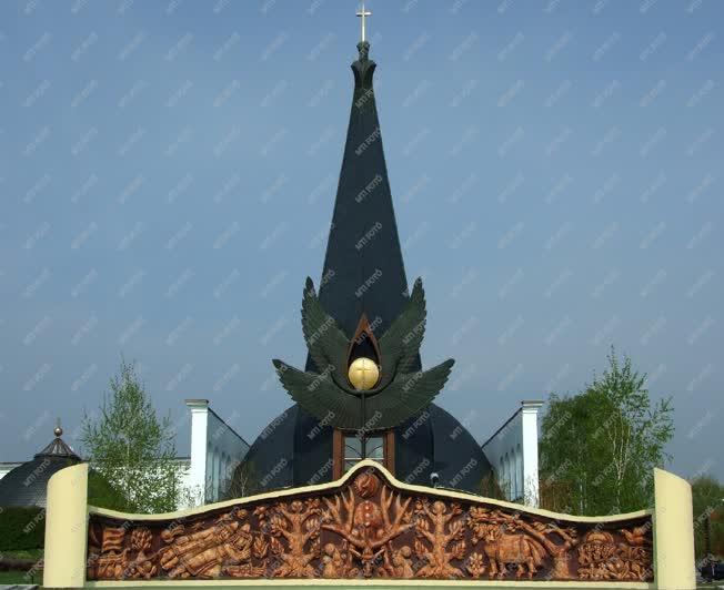 Városkép - Százhalombatta - Németh János Csodaszarvasa Makovecz templománál
