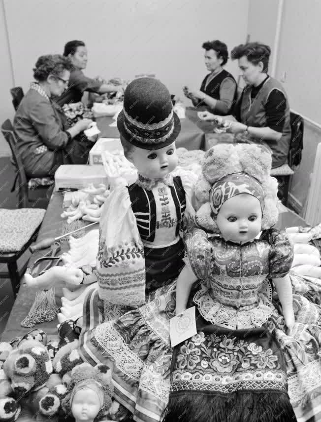 Kultúra - Folklór - Matyó babák készítése