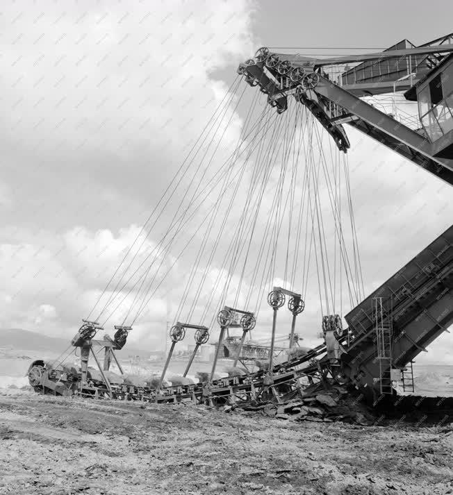 Ipar - Bányászat - Munkában az óriási kotrógép