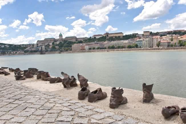 Emlékmű - Budapest - Cipők a Duna-parton holokauszt-emlékmű