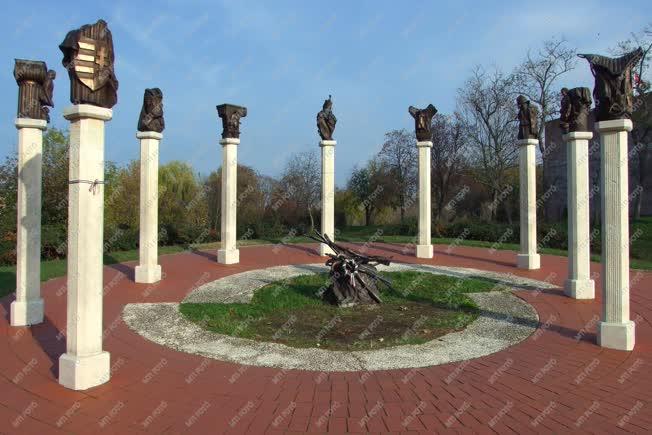 Köztéri szobor - Gyula - 1848-49-es honvédtiszti emlékhely 