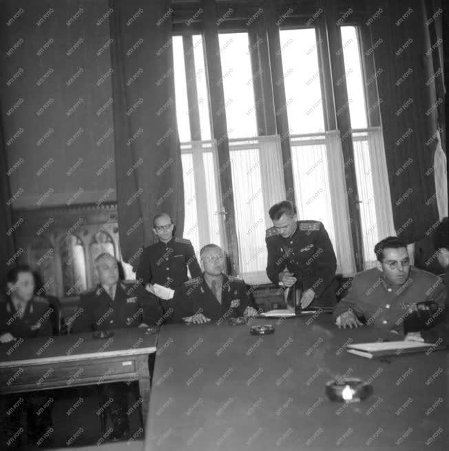 Belpolitika - 56-os forradalom - Szovjet katonai küldöttség a Parlamentben