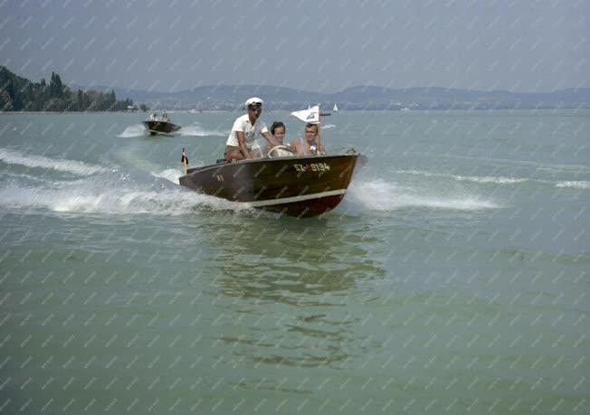 Szabadidő - Motorcsónakok a Balatonon