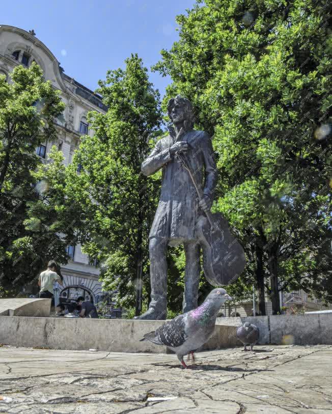 Kultúra - Városkép - Cseh Tamás szobra a Szent Gellért téren