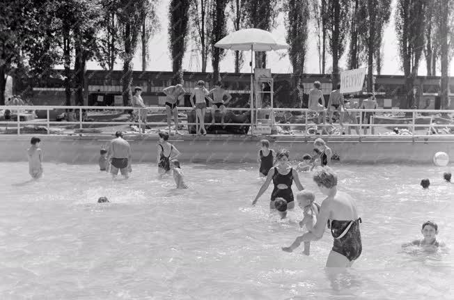 Életkép - Szabadidő - Fürdőzők a Római strandfürdőn