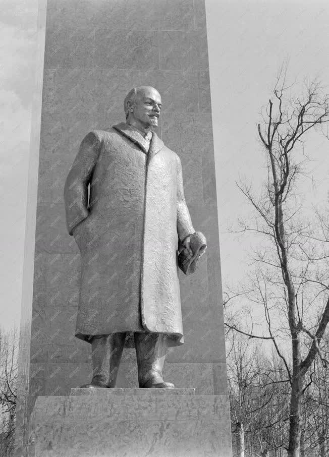Városkép - Kultúra - Talapzatára emelték Lenin szobrát a Felvonulási térnél