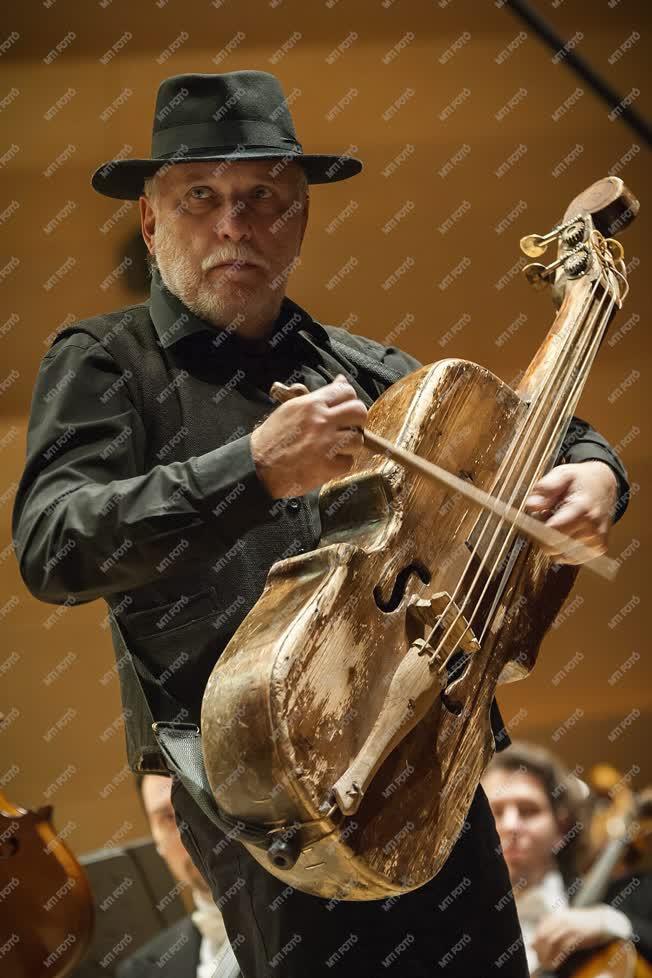 A Muzsikás együttes és a Kodály Filharmonikusok közös koncertje Debrecenben