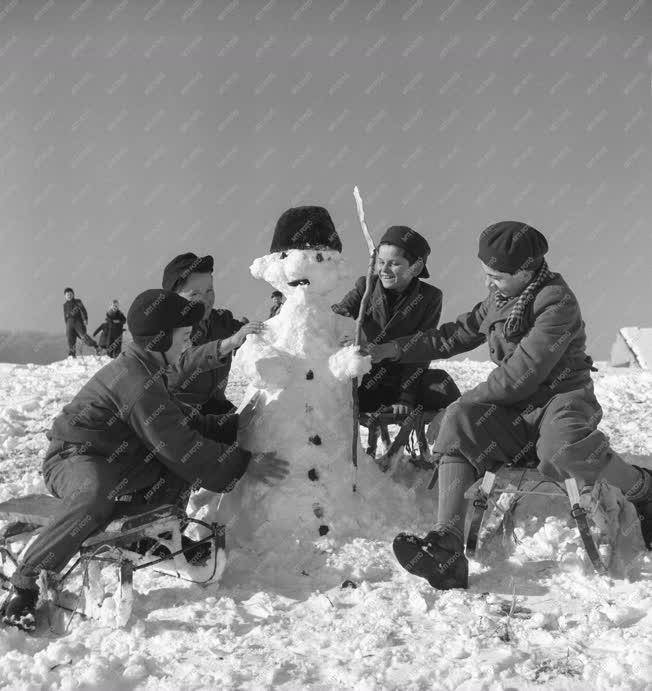 Szabadidő - Hóembert építő úttörők