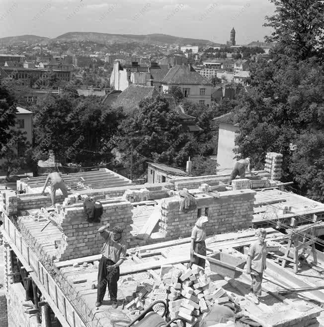 A szerző válogatása - Családiház építkezések a Nap-hegyen