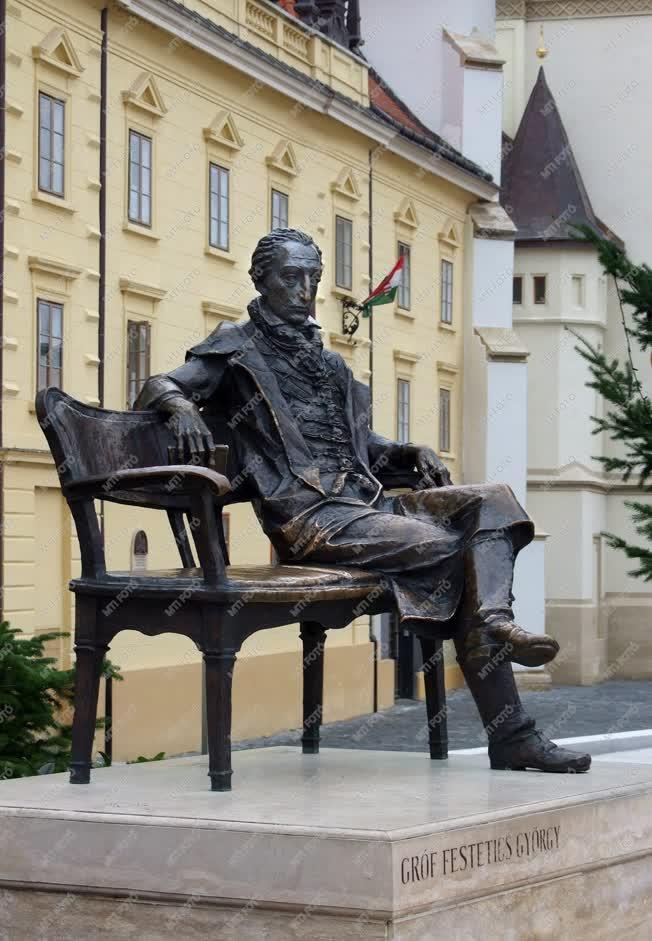 Műalkotás - Keszthely - Gróf Festetics György szobra 