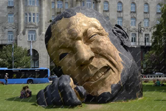 Műalkotás - Budapest - Ripost című szobor