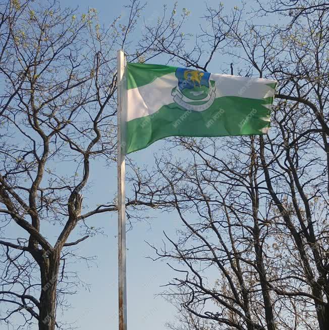 Emlékpark - Vácszentlászló - A település lobogója