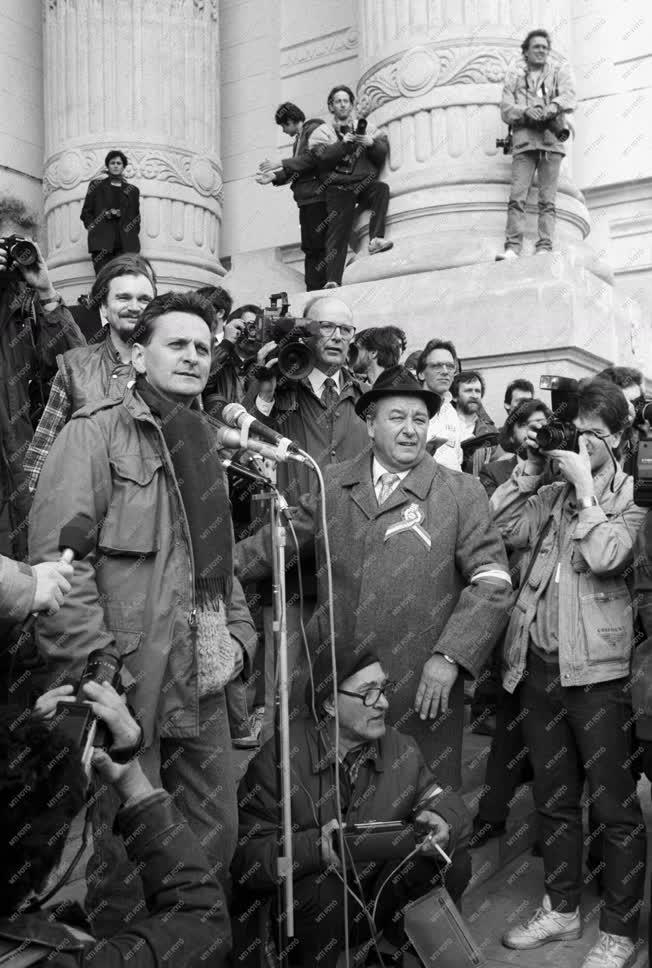 Ünnep - Március 15. - Demonstráció a Magyar Televíziónál