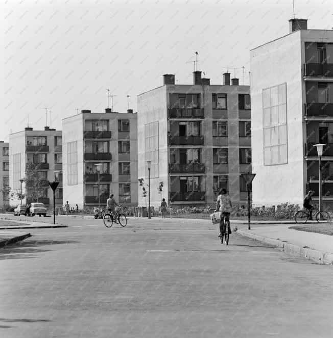 Városkép-életkép - Leninvárosi lakótelep