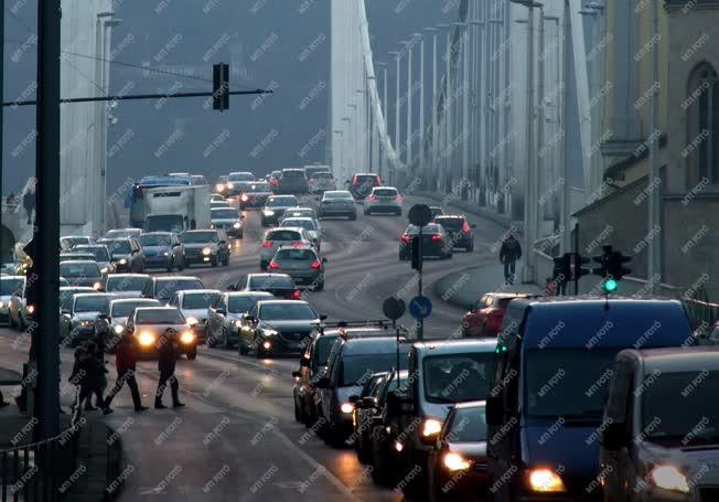 Közlekedés - Budapest - Gépkocsik csúcsforgalomban