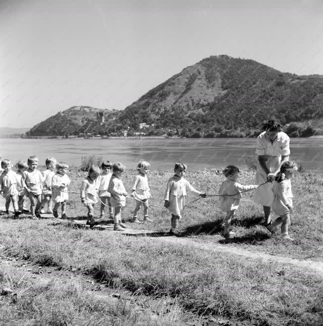 Életkép - Tájkép - Gyerekek a nagymarosi Duna-parton