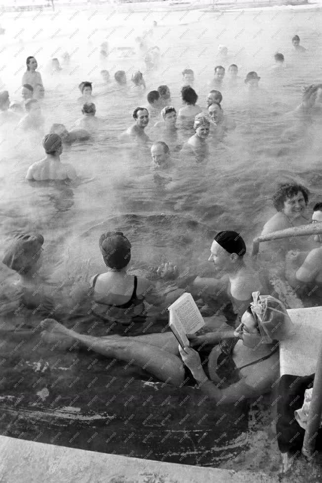 Szabadidő - Téli fürdő a Szabadság strandon