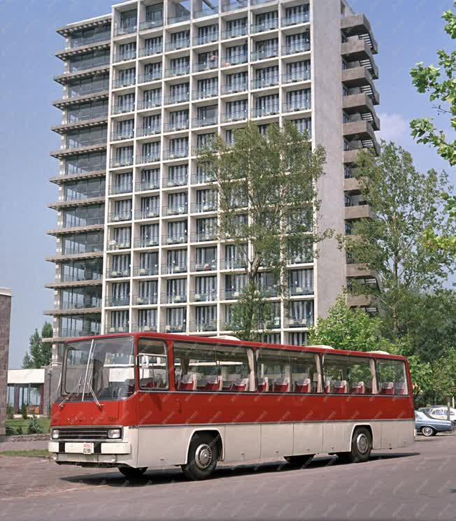 Reklám - Járműipar - Ikarus 250 típusú autóbusz