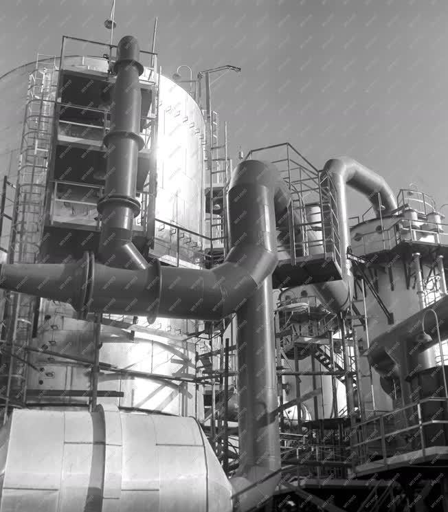 Ipar - A Tiszamenti Vegyiművek kénsavgyárának üzempróbája