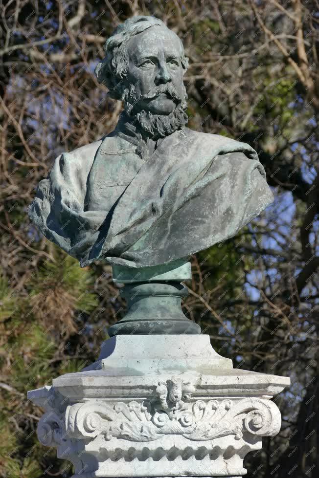 Köztéri szobor - Budapest - Eötvös József mellszobra a Sváb-hegyen