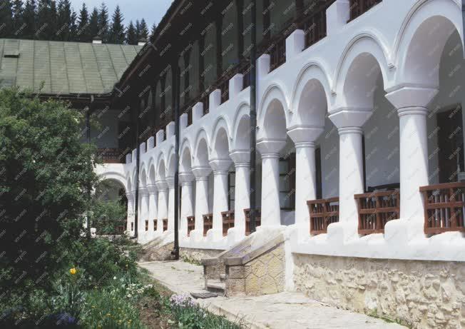 Turisztikai nevezetesség - Észak-Moldvai templomok - Agapia kolostor