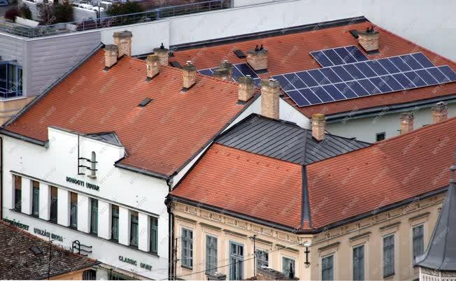 Megújuló energia - Szeged - Napelemtáblák az üzletházon