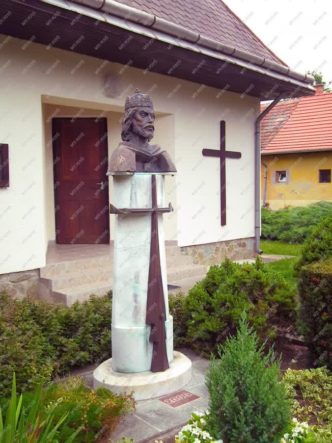 Műalkotás - Köztéri szobor - Szent István mellszobra