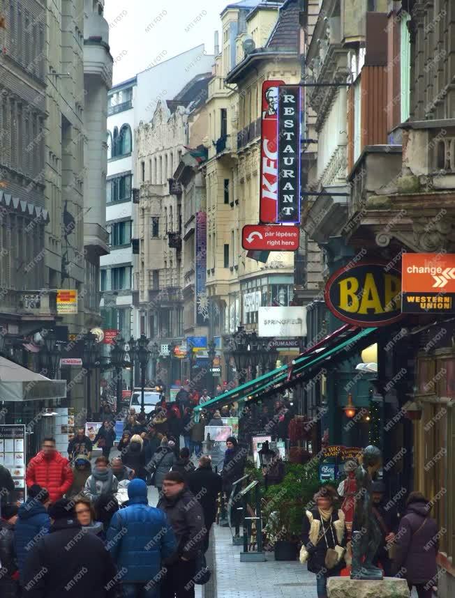 Idegenforgalom - Budapest - Turisták a Váci utcában