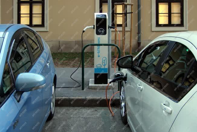 Közlekedés - Budapest - Elektromos meghajtású autók töltése utcán