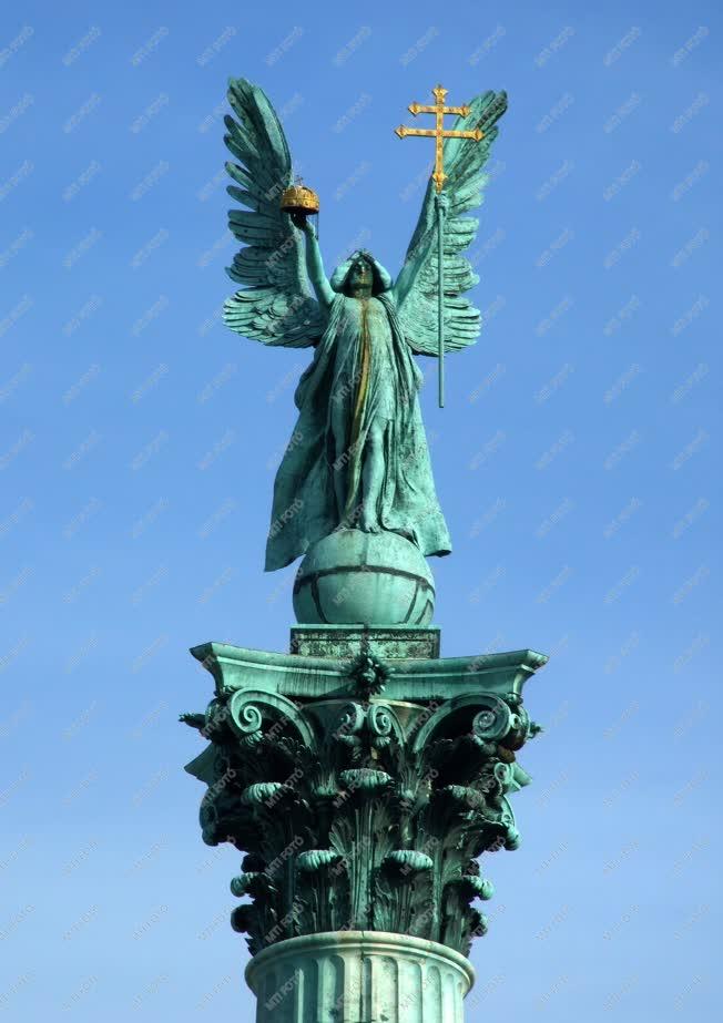 Köztéri szobor - Budapest - A Millenniumi emlékmű Gábriel angyalszobra