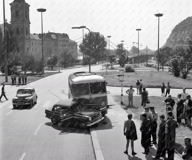 Baleset - Személyautó és autóbusz ütközött a fővárosi Szarvas térnél