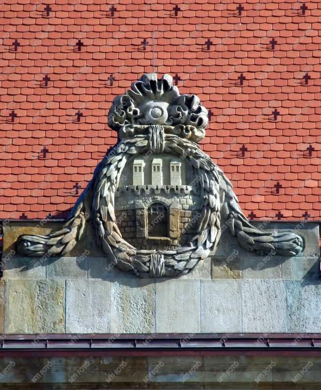 Városkép - Budapest  - Egykori címer a Várban