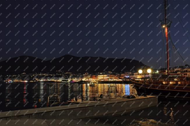 Városkép - Limenas Hersonissou - A kikötő esti fényben