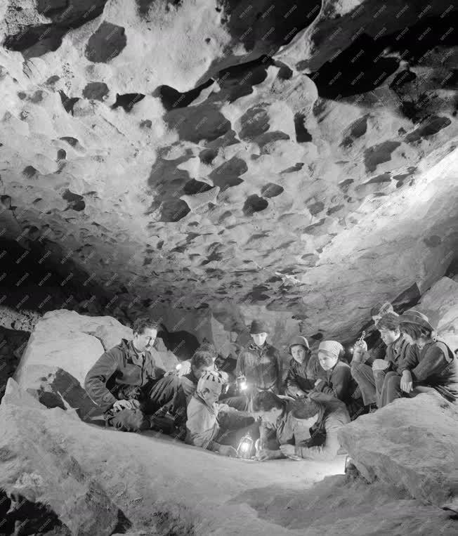 Természet - Barlangászat - Barlangkutató diákok a Mátyás-hegyi-barlangban