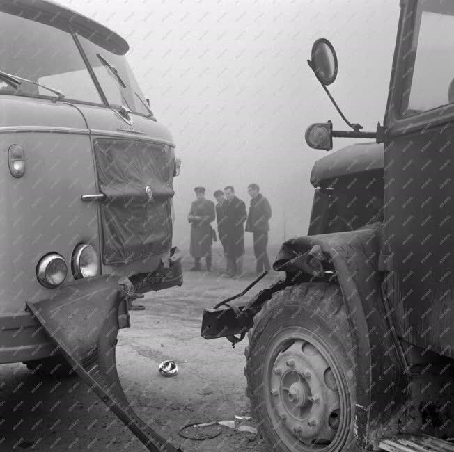 Közlekedés - Baleset a köd miatt