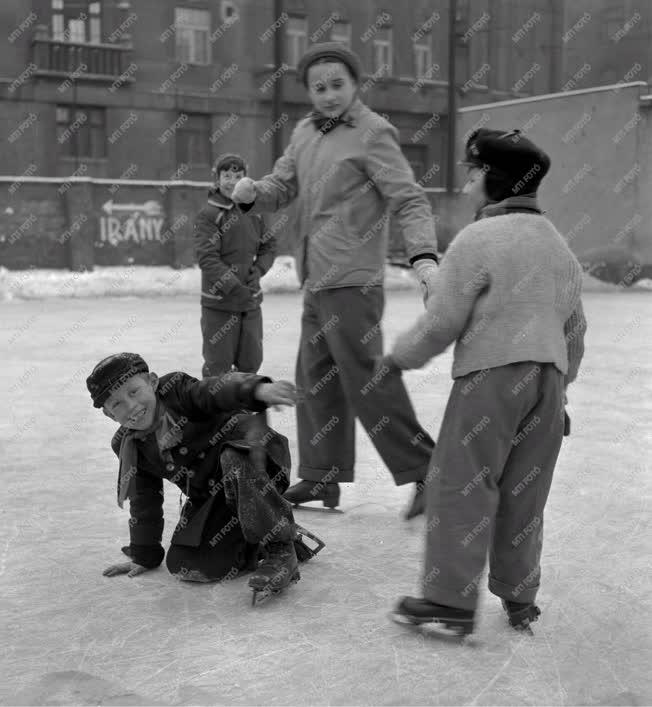 Szórakozás - Téli életképek - Korcsolyázó gyerekek