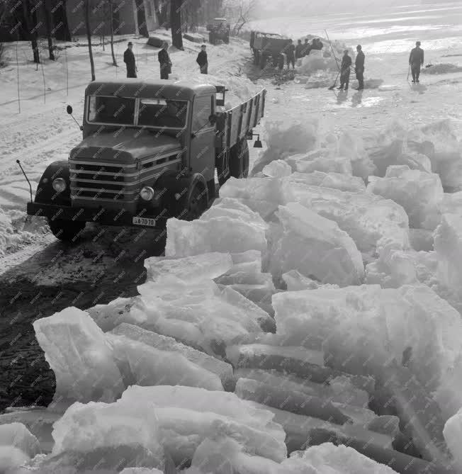 Ipar - Vágják a jeget a Dunán