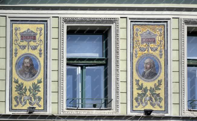 Épületrészlet - Budapest - Dürer és Mozart mozaikképe
