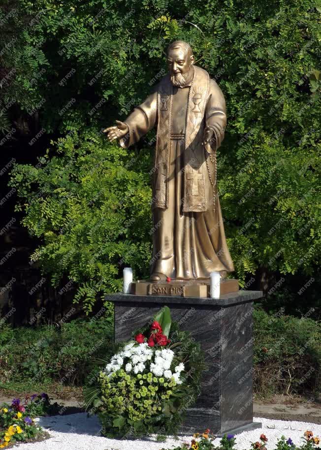 Köztéri szobor - Budapest - Pio atya szobra Gazdagréten