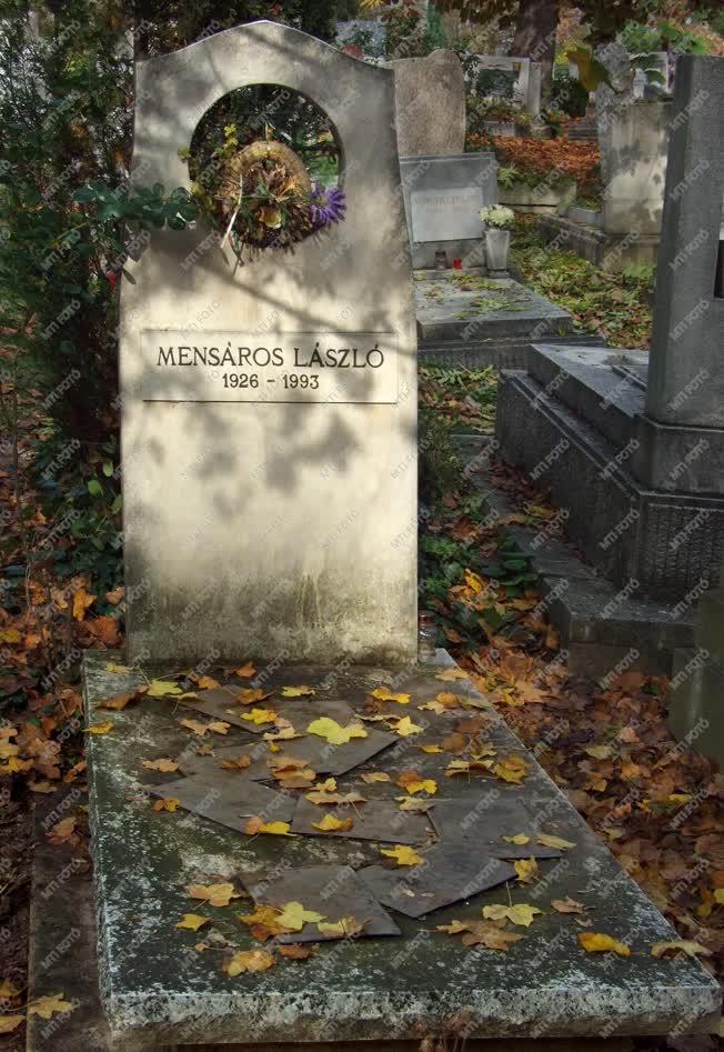 Kegyelet - Mensáros László sírja a Farkasréti temetőben